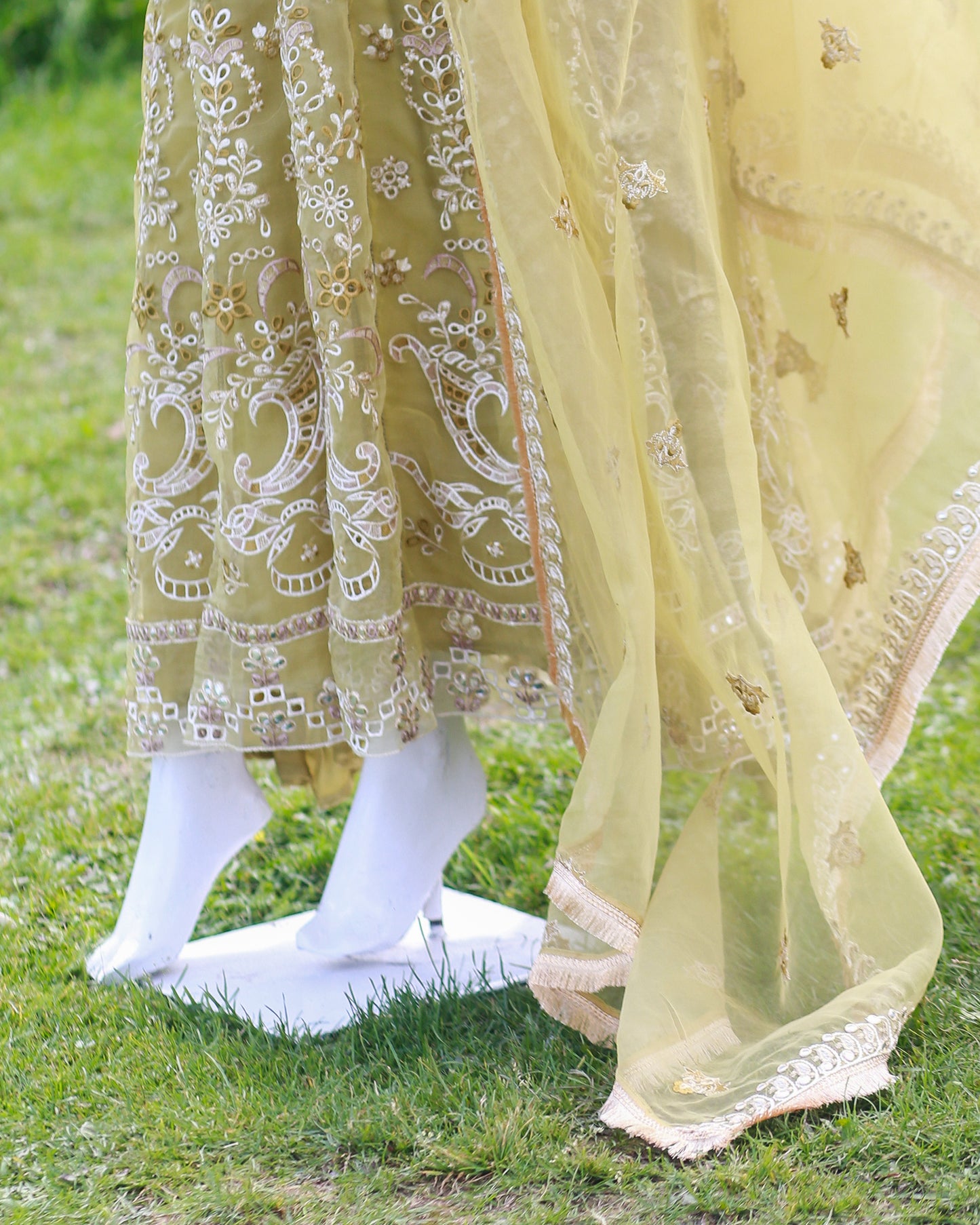 Laamana Collection – Afrozeh Embroidered 2-Piece Maxi Set in Light Mustard (Medium) LA40