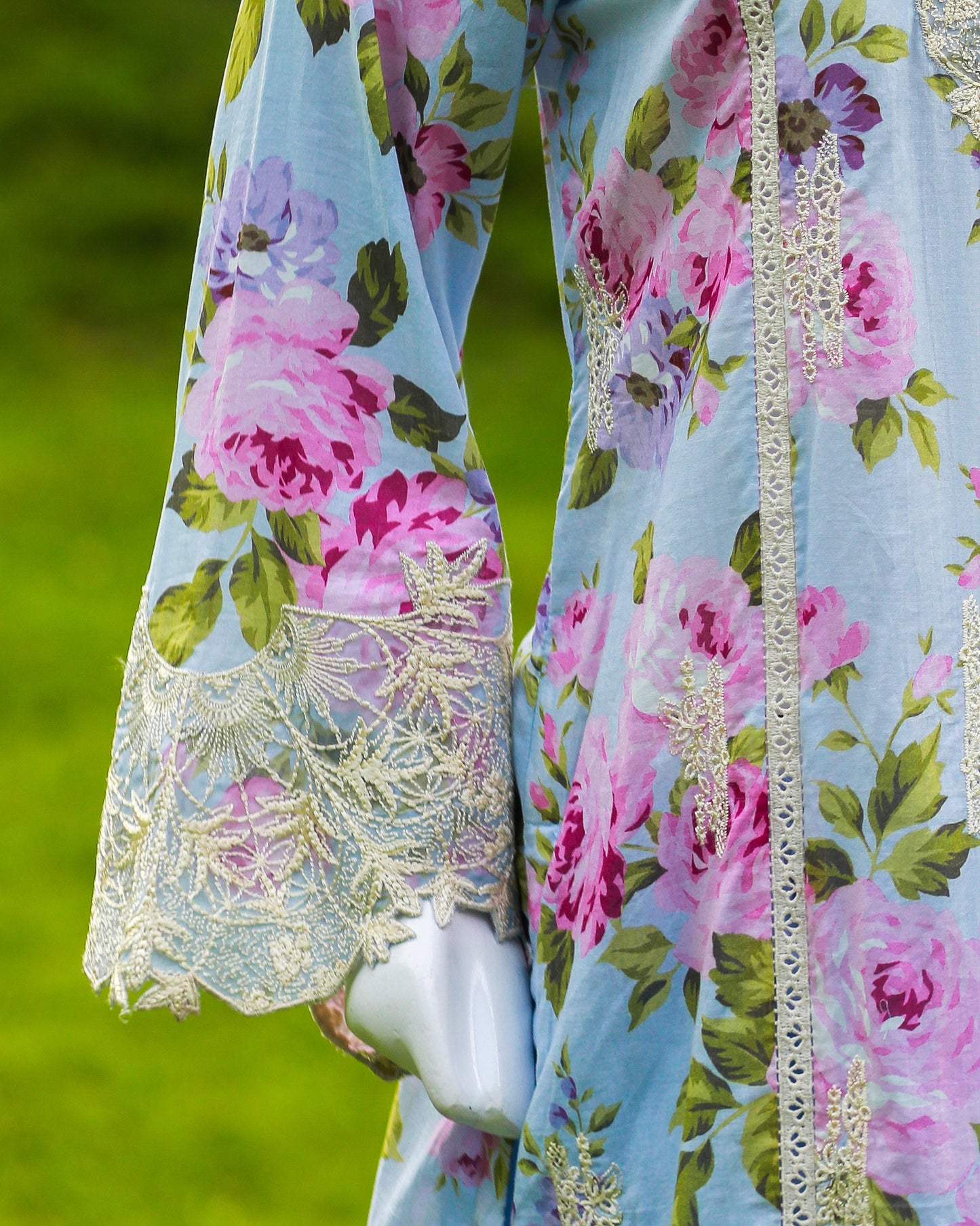 Laamana Collection – Elaf 3-Piece Light Blue Embroidered Lawn Suit (Size M) LE35