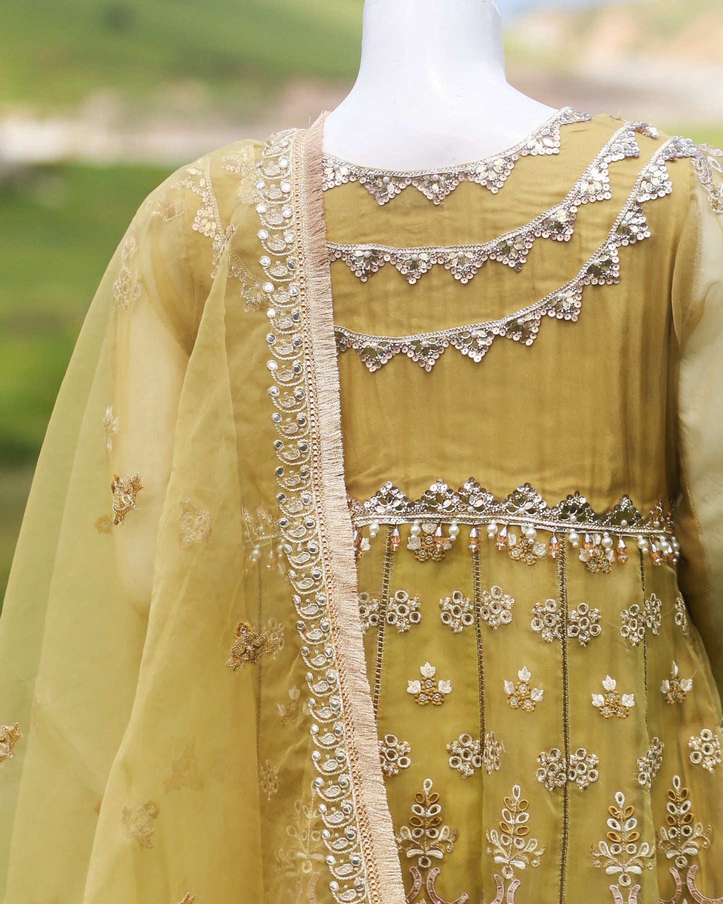 Laamana Collection – Afrozeh Embroidered 2-Piece Maxi Set in Light Mustard (Medium) LA40