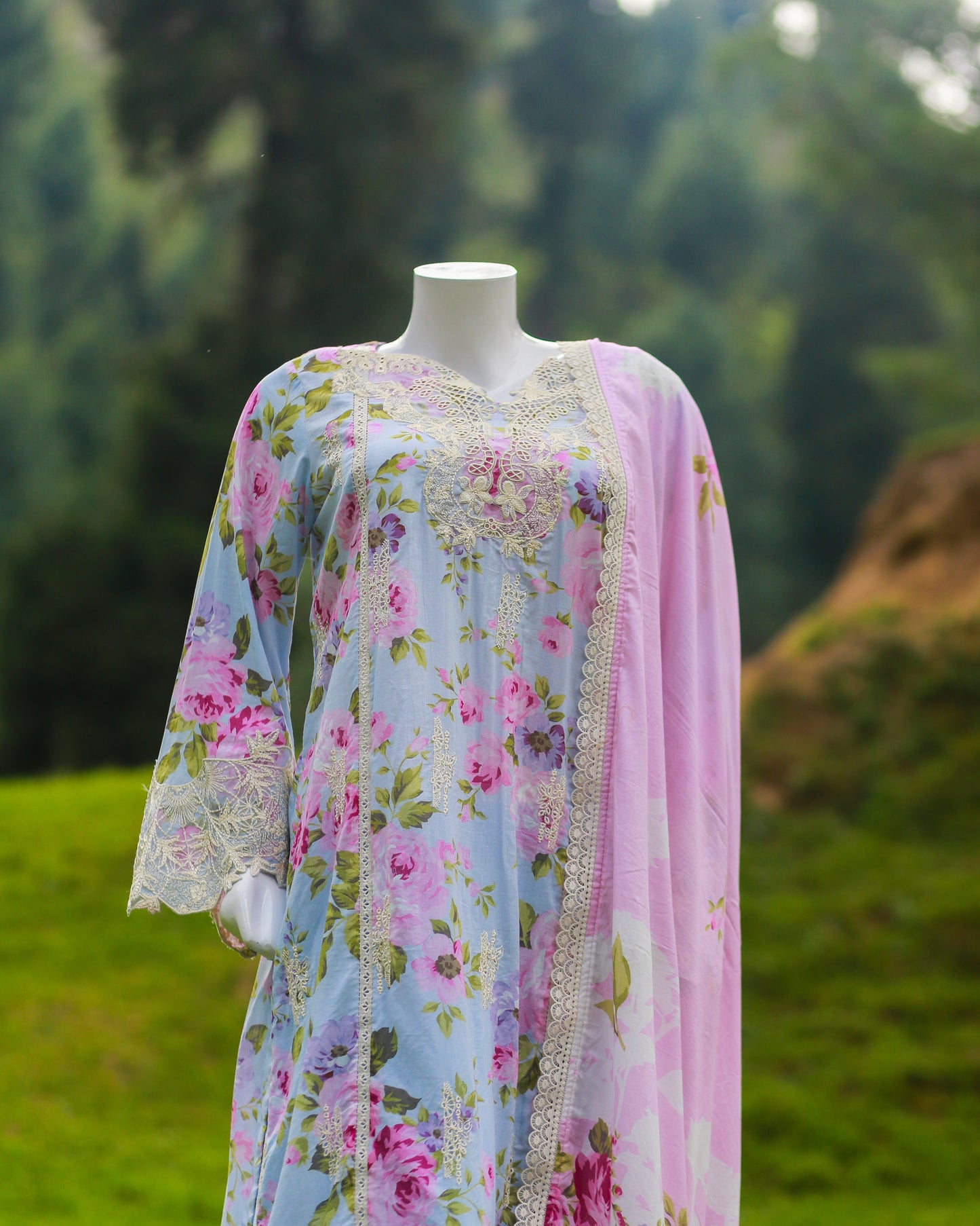 Laamana Collection – Elaf 3-Piece Light Blue Embroidered Lawn Suit (Size M) LE35