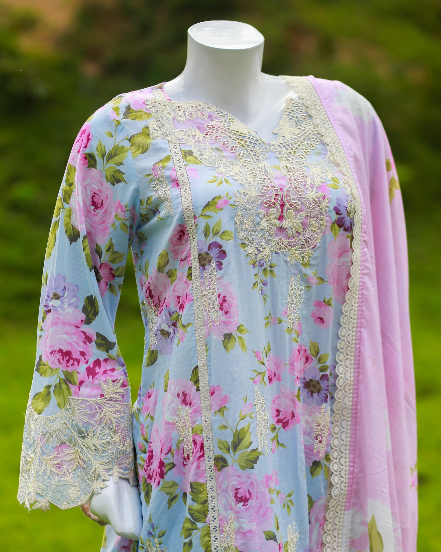 Laamana Collection – Elaf 3-Piece Light Blue Embroidered Lawn Suit (Size M) LE35