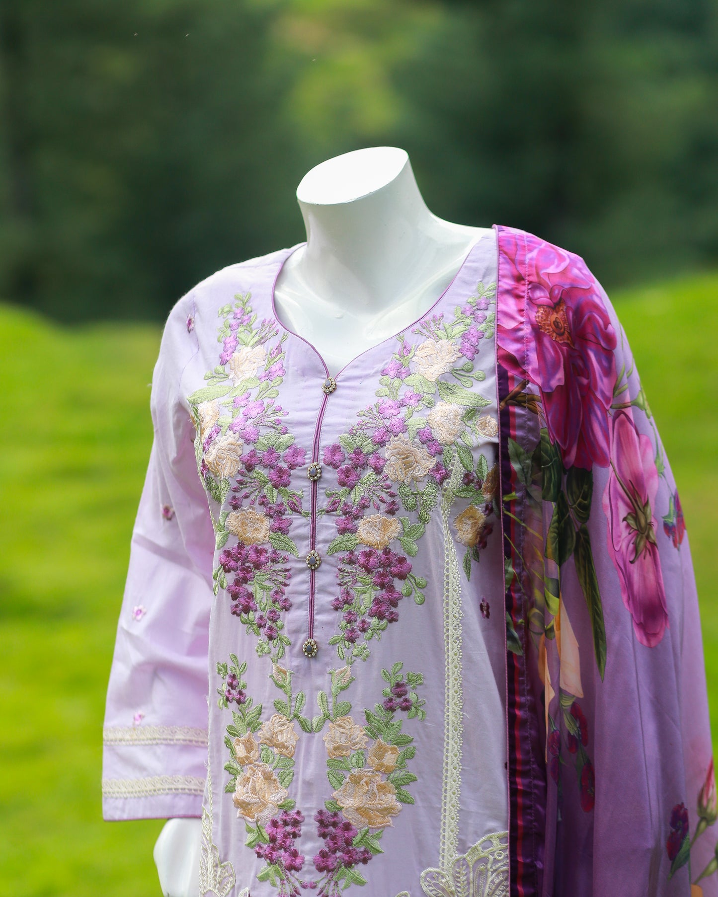 Laamana Collection – Zaha 3-Piece Embroidered Lawn Suit in Mauve (Small) LZ36