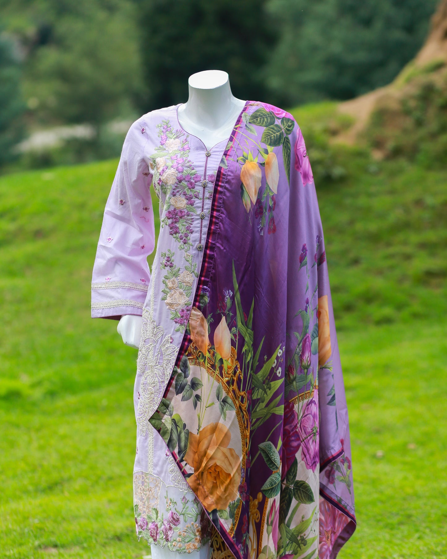 Laamana Collection – Zaha 3-Piece Embroidered Lawn Suit in Mauve (Small) LZ36